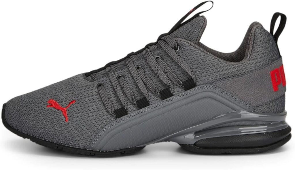 MARCA DINÁMICA: La unidad de espuma del talón y el llamativo logotipo de PUMA en el talón hacen de este un zapato de entrenamiento cruzado revolucionario con detalles de diseño progresivo.
